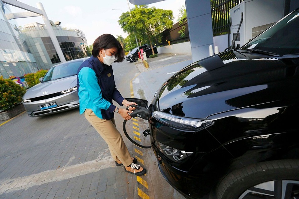 Seseorang ketika menggunakan fasilitas Electric Vehicle (EV) Charging Station di Senayan Park, Jakarta. (B-Universe Photo/Ruht Semiono)