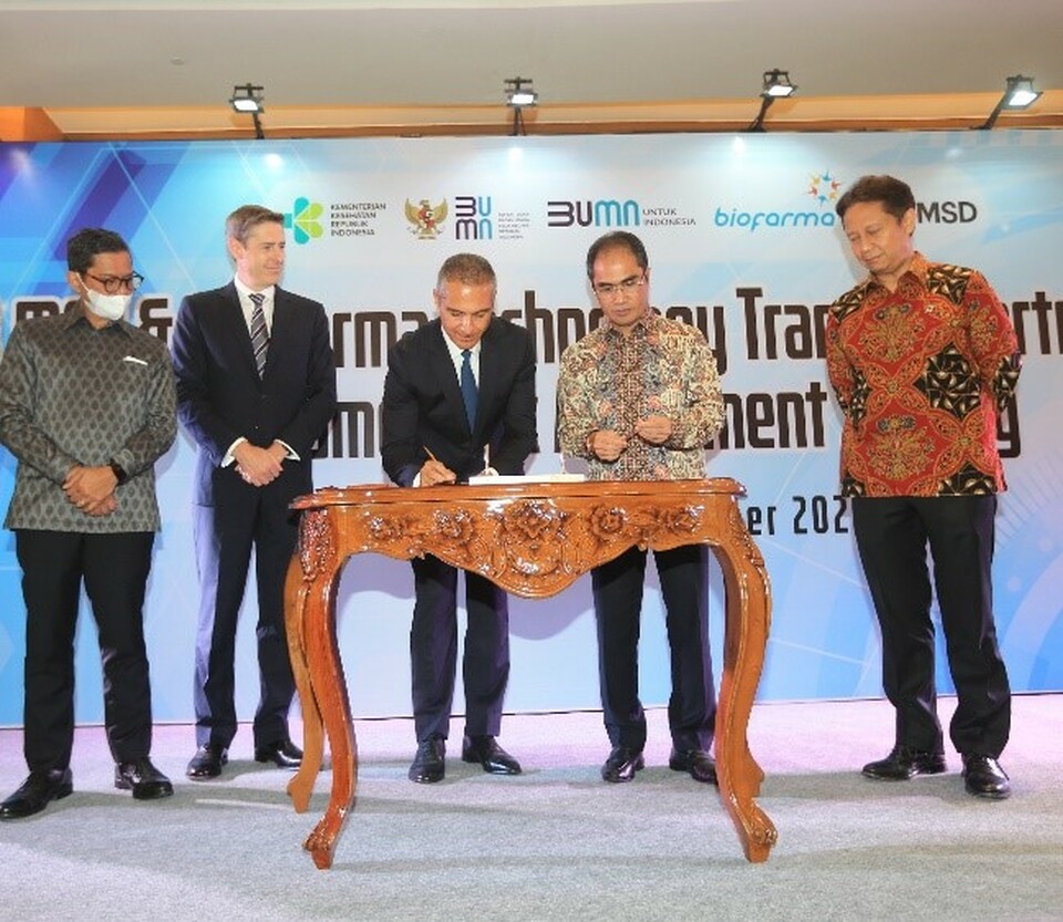 (ki-ka) Wakil Menteri I BUMN Pahala Nugraha Mansury; Presiden MSD Asia Pasifik, David Peacock; Managing Director MSD Indonesia, George Stylianou; CEO Bio Farma Induk Holding, Honesti Basyir; dan Menteri Kesehatan Republik Indonesia, Budi Gunadi Sadikin.

