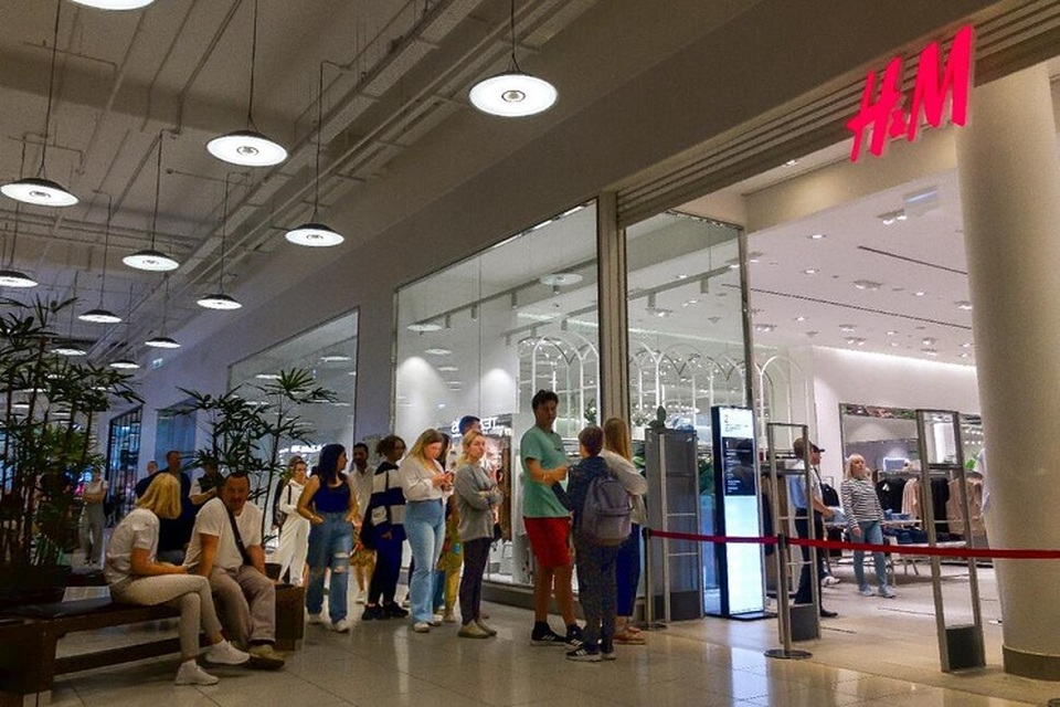 Orang-orang mengantre untuk memasuki toko H&M dan membeli barang-barang yang diobral di pusat perbelanjaan Aviapark di Moskow, Rusia pada 9 Agustus 2022, saat H&M dan IKEA menjual produk inventaris terakhirnya di Rusia. (Foto: AP/Alexander Zemlianichenko)