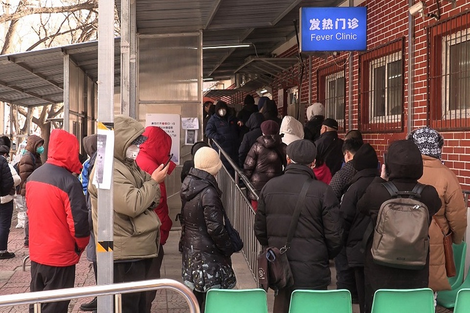 Tangkapan layar dari rekaman video AFPTV ini menunjukkan orang-orang mengantre di luar klinik demam (Fever Clinic) di Beijing, Tiongkok pada 14 Desember 2022. (Foto: Yuxuan ZHANG / AFP / AFPTV)