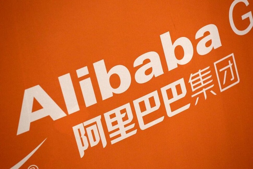 Logo Alibaba ditampilkan selama IPO perusahaan di New York Stock Exchange, Amerika Serikat pada 19 September 2014. (Foto: AP Photo/Mark Lennihan, File)