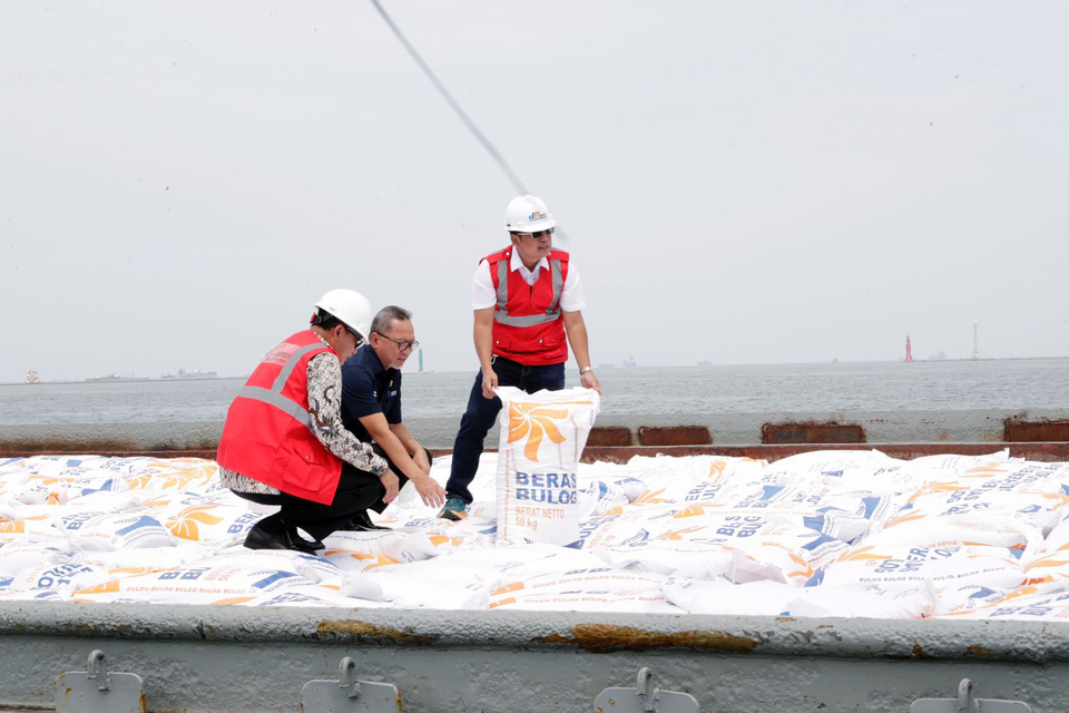 Cadangan Beras Pemerintah. Menteri Perdagangan Zulkifli Hasan (tengah), Direktur Utama Perum BULOG Budi Waseso (kiri), Kepala Badan pangan Nasional Arief Adi Prasetya meninjau pembokaran perdana kedatangan beras impor di Pelabuhan Tanjung Priok (PTP), di Jakarta, Jumat (16/12/2022). Pemerintah memastikan stabilitas harga beras di pasaran dapat dijaga dengan bertambahnya stok Cadangan Beras Pemerintah yang dikuasai oleh BULOG melalui masuknya beras impor yang baru tiba kemarin.. 
