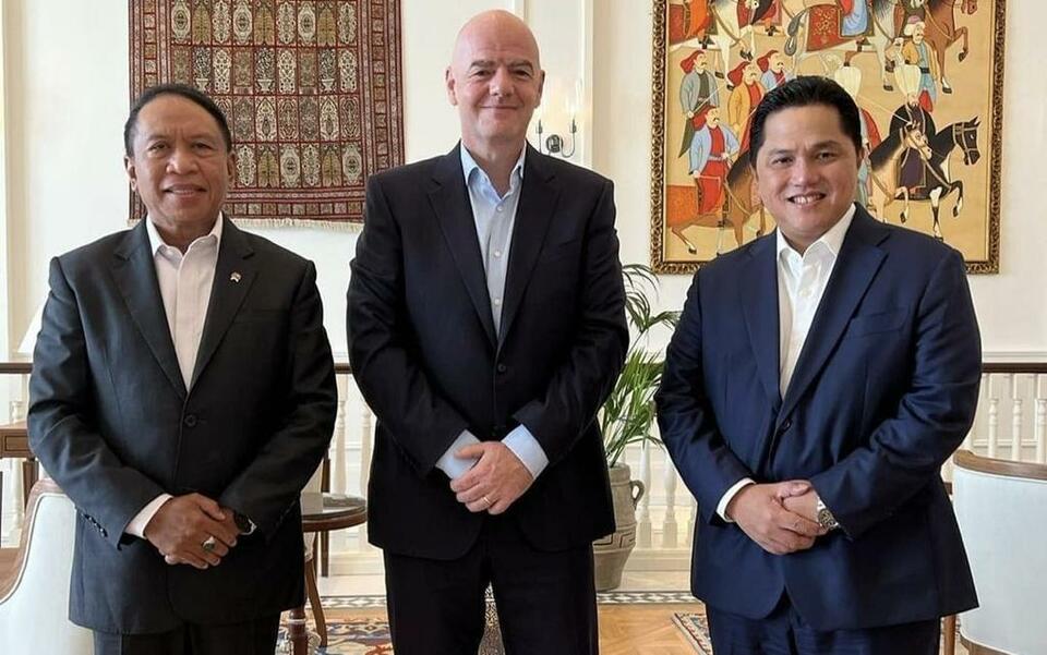 Menteri Pemuda dan Olahraga (Menpora) Zainudin Amali (kiri) bersama Menteri BUMN Erick Thohir (kanan) menemui Presiden FIFA Gianni Infantino di Doha, Qatar. Pertemuan tersebut membahas persiapan Indonesia sebagai tuan rumah Piala Dunia U20 tahun depan.