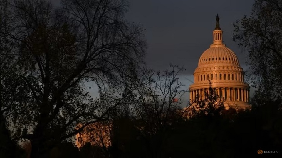 Gedung US Capitol saat matahari terbenam di Capitol Hill, Washington, Amerika Serikat pada 22 November 2019. (Foto: REUTERS/Loren Elliott)