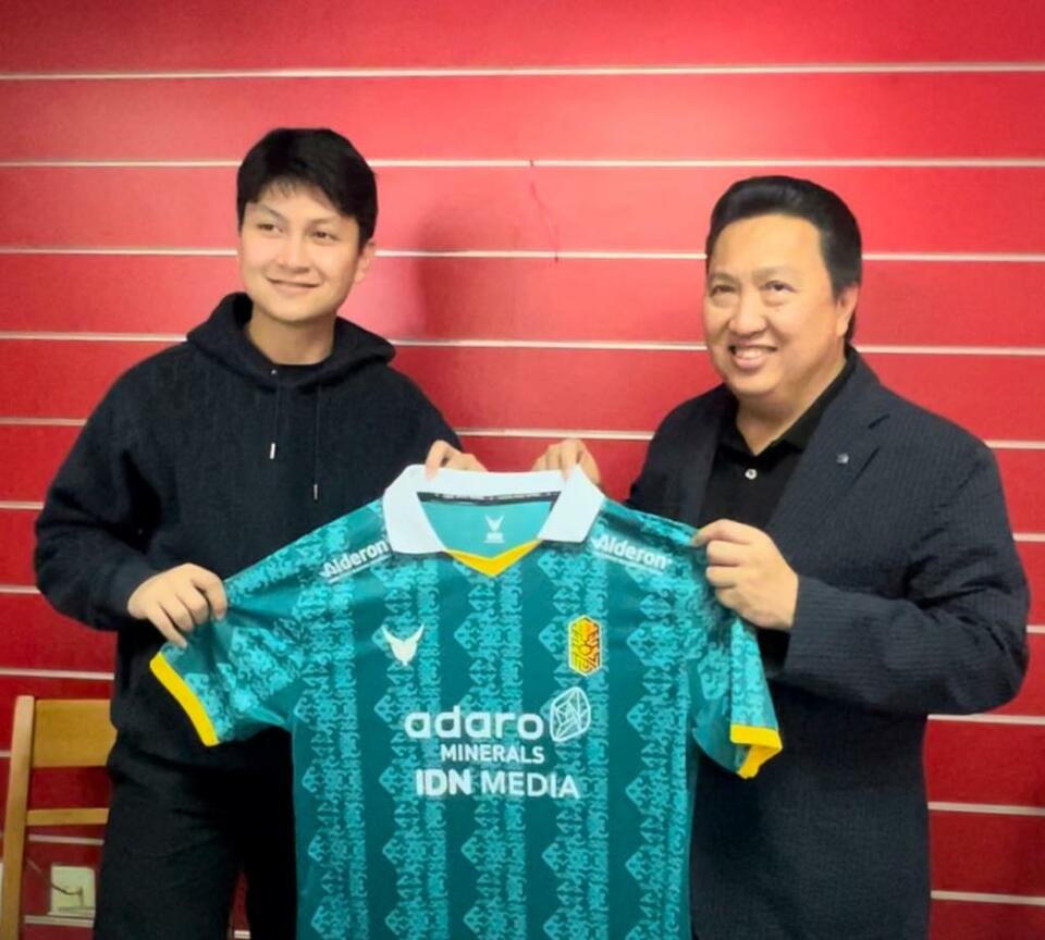 Gamma Abdurrachman Thohir bersama sang ayah CEO PT Adaro Energy Tbk Garibaldi (Boy) Thohir saat memperkenalkan jersey Nusantara United FC kepada sejumlah pemimpin media nasional di Doha, Qatar, Selasa (20/12/2022), dua hari setelah final Piala Dunia. 
Sumber: Primus Dorimulu