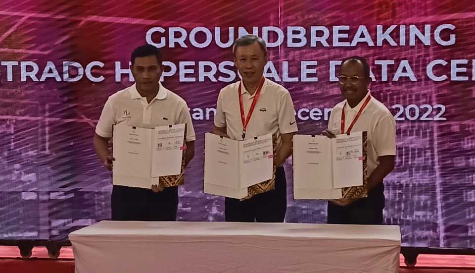 Dari kiri ke kanan: CEO Telkom Data Ekosistem (NeutraDC) Andreuw Th AF, CCO Regional data Center Singtel Andrew Lim, dan CEO Medco Power Eka Satria usai penandatanganan kerja sama pembangunan data center Telkom di Batam, Rabu (21/12/2022).