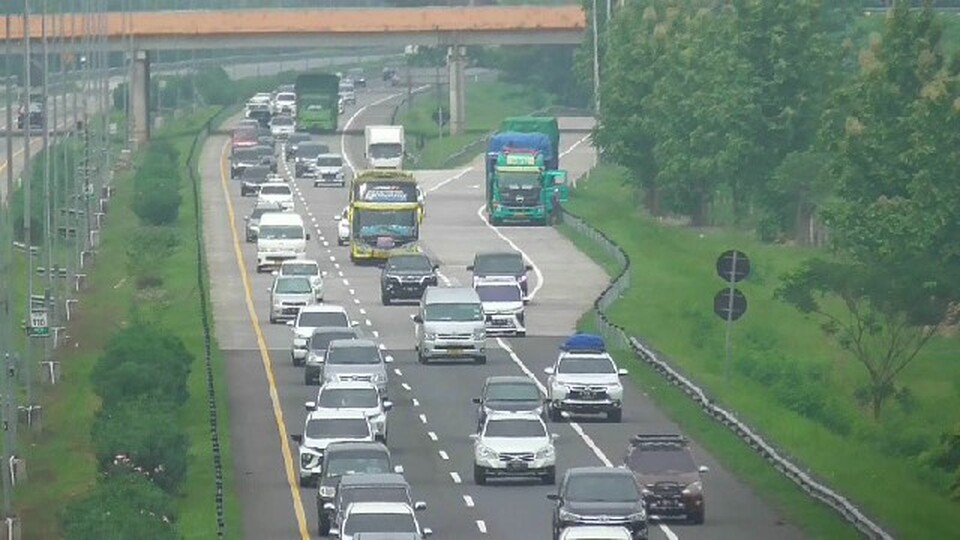 Arus kendaraan yang melintas Tol Cipali, Subang, Jawa Barat.