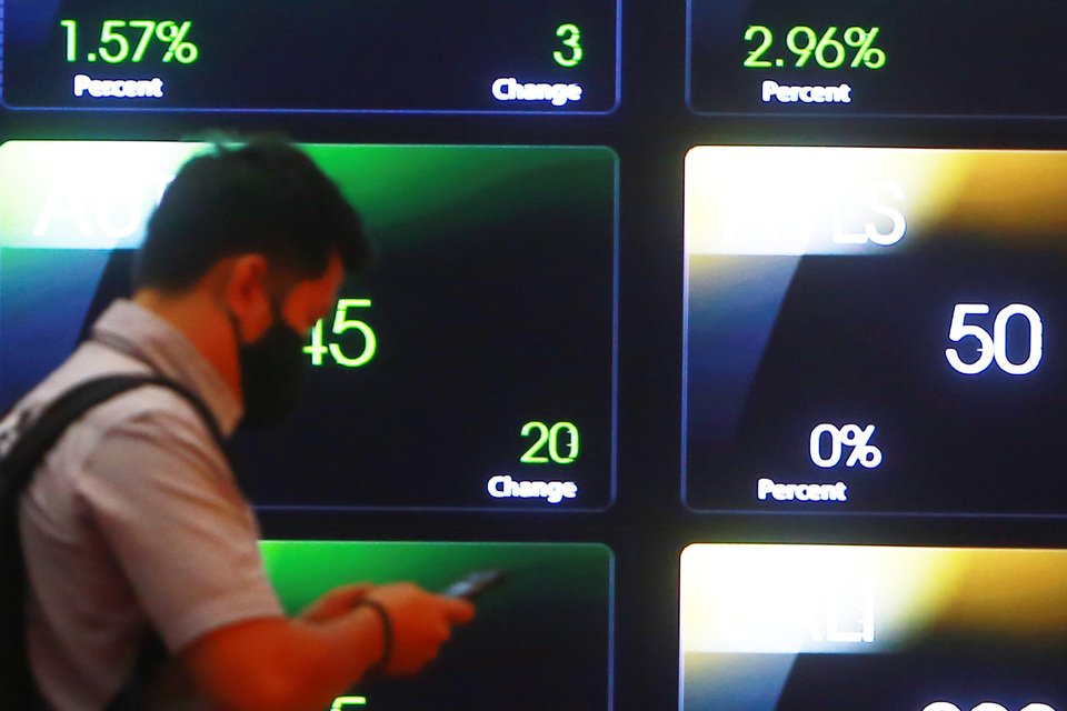 Pengunjung melintas di Bursa Efek Indonesia (BEI), di Jakarta. (B-Universe Photo/Mohammad Defrizal)