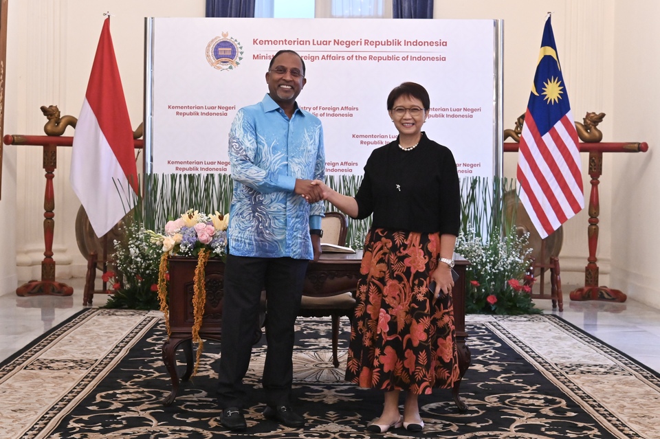 Menteri Luar Negeri (Menlu) RI Retno Marsudi  berjabat tangan dengan Menlu Malaysia Dato Seri Diraja Dr. Zambry Abdul Kadir di Jakarta, 29 Desember 2022. (Foto: Kemlu RI) 