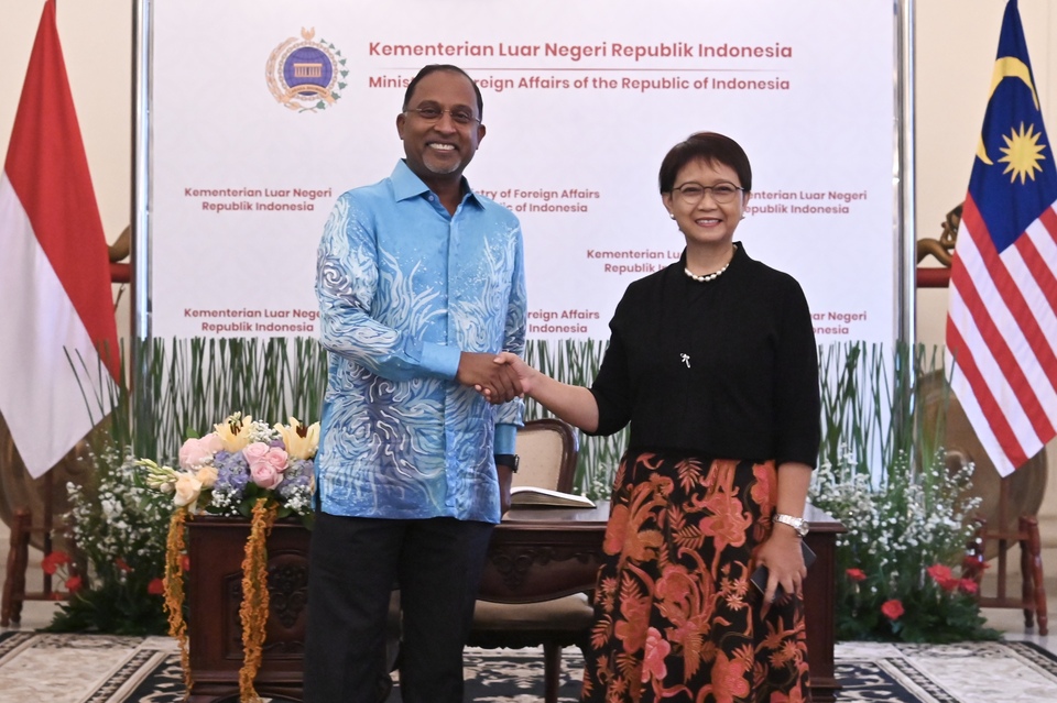 Menteri Luar Negeri (Menlu) RI Retno Marsudi  berjabat tangan dengan Menlu Malaysia Dato Seri Diraja Dr. Zambry Abdul Kadir di Jakarta, pada 29 Desember 2022. (Foto: Kemlu RI) 
