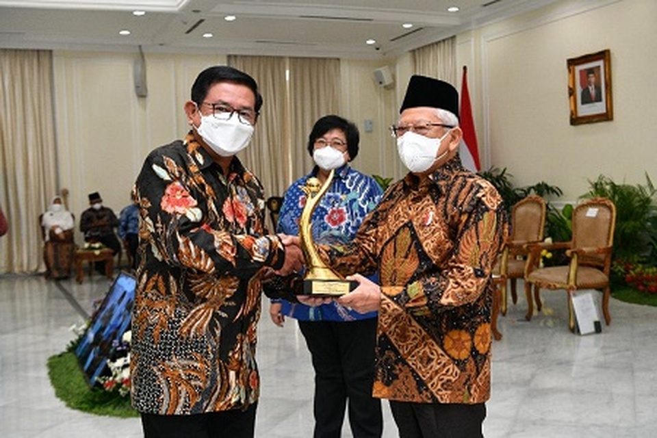 Dirut Petrokimia Gresik Dwi Satriyo Annurogo (kiri) bersama Wapres RI, Maruf Amin (Kanan) dan Menteri LHK, Siti Nurbaya (Tengah) Usai Penganugerahan Proper Emas di Instana Wapres RI