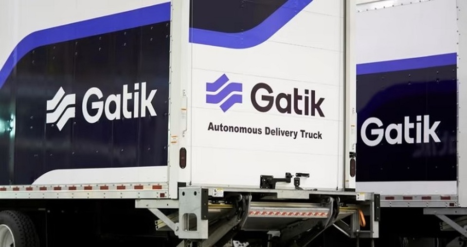 Truk kendaraan otonom (AV) diparkir di fasilitas kecerdasan buatan (AI) Gatik di AllianceTexas, kompleks bisnis seluas 27.000 acre yang memiliki beberapa operasi pengangkutan terbesar di Amerika Serikat 9AS) di Fort Worth, Texas, AS pada 18 Mei 2022. (Foto: REUTERS/ Cooper Neill)