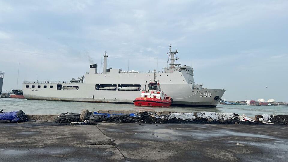  KRI Makassar 590 milik TNI AL yang mengangkut BBM dan Bahan Pangan untuk warga Kepulauan Karimunjawa diberangkatkan pada Kamis (05/01/2023).