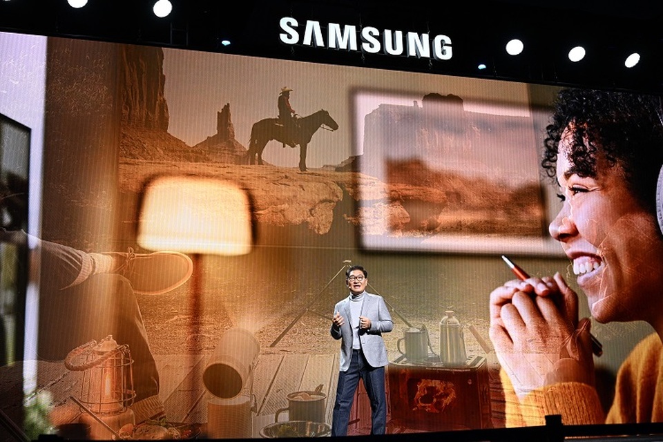 Wakil Kepala Samsung Electronics, CEO dan Kepala Divisi Device eXperience, JH Han berbicara pada konferensi pers Samsung pada 4 Januari 2023 selama CES 2023 Consumer Electronics Show Media Days di Las Vegas, Nevada, Amerika Serikat. (Foto: Robyn BECK / AFP)
