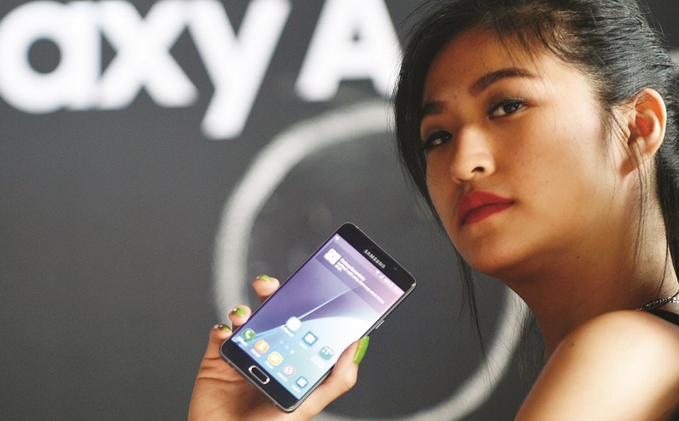 Model menujukkan telepon pintar (smartphone) Samsung Galaxy. (ANTARA FOTO/Prasetyo Utomo/ama/16)