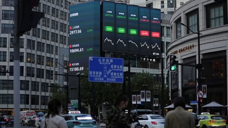 Tampilan indeks saham raksasa di Shanghai, Tiongkok pada 24 Oktober 2022 setelah wabah Covid-19. (Foto: Reuters/Aly Song)