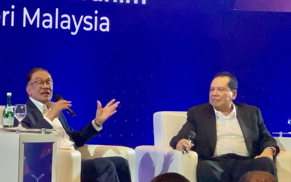Perdana Menteri Malaysia Anwar Ibrahim (kiri) saat menjadi pembicara dalam CT Corp Leadership Forum di Jakarta, Senin (9/1/2023). (B-Universe Photo/Primus Dorimulu)