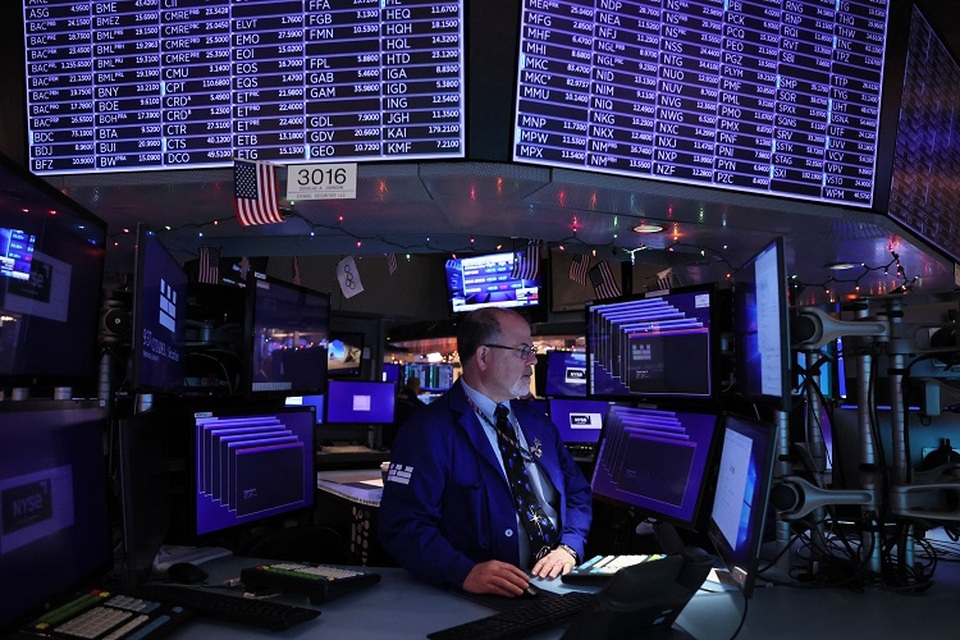 Trader bekerja di lantai Bursa Efek New York selama perdagangan pagi pada 4 Januari 2023 di New York City, Amerika Serikat. (Foto: Michael M. Santiago/Getty Images/AFP)