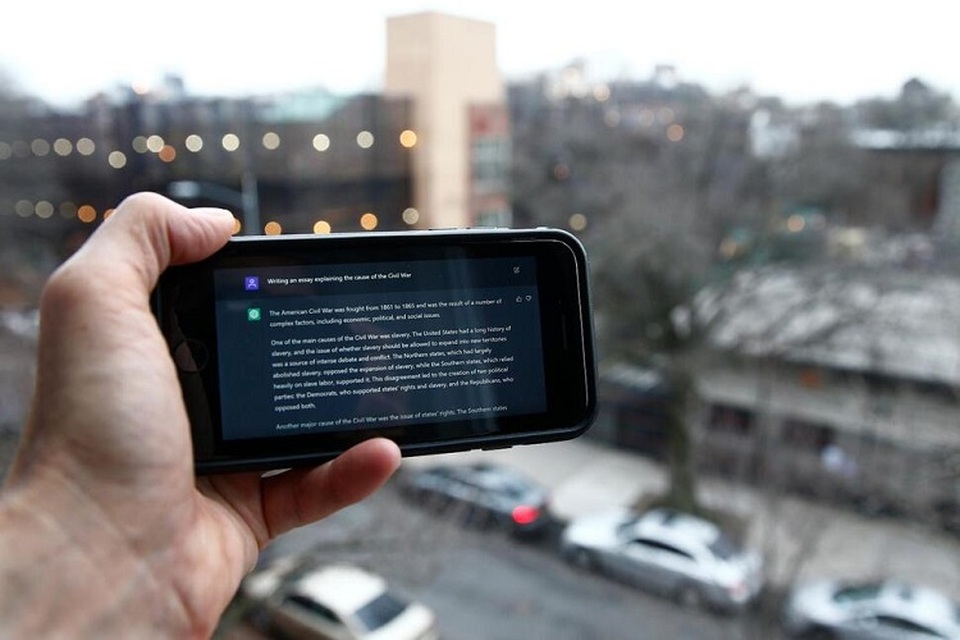 ChatGPT ditampilkan pada perangkat di dekat sekolah umum di Brooklyn, New York, Amerika Serikat pada 5 Januari 2023. Pejabat sekolah New York minggu ini mulai memblokir alat tulis mengesankan namun kontroversial, yang dapat menghasilkan paragraf teks mirip manusia. (Foto: AP/Peter Morgan)