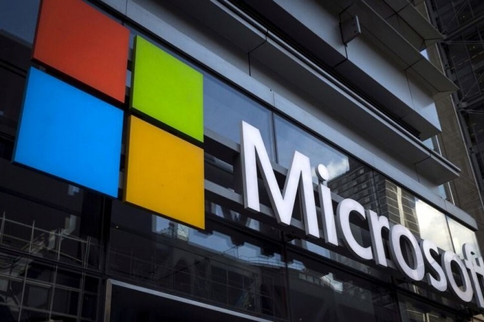 Logo Microsoft terlihat di gedung perkantoran di New York City, Amerika Serikat pada 28 Juli 2015. (Foto: REUTERS/Mike Segar/File Foto)