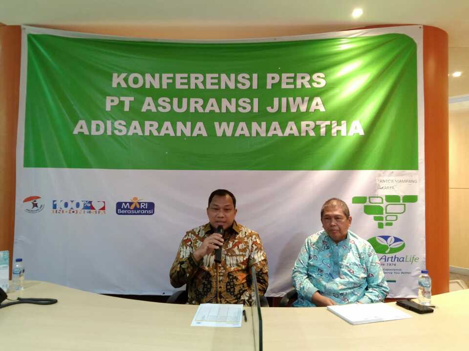 Presiden Direktur Wanaartha Life Adi Yulistanto (kiri) dan Direktur Wanaartha Life Ari Prihadi (kanan) saat konferensi pers di Kantor Wanaartha Life di Mampang, Jakarta, Senin (9/1). 
