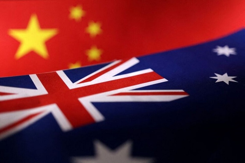 Ilustrasi bendera Tiongkok dan Australia. (Foto: REUTERS/Dado Ruvic/Illustration)