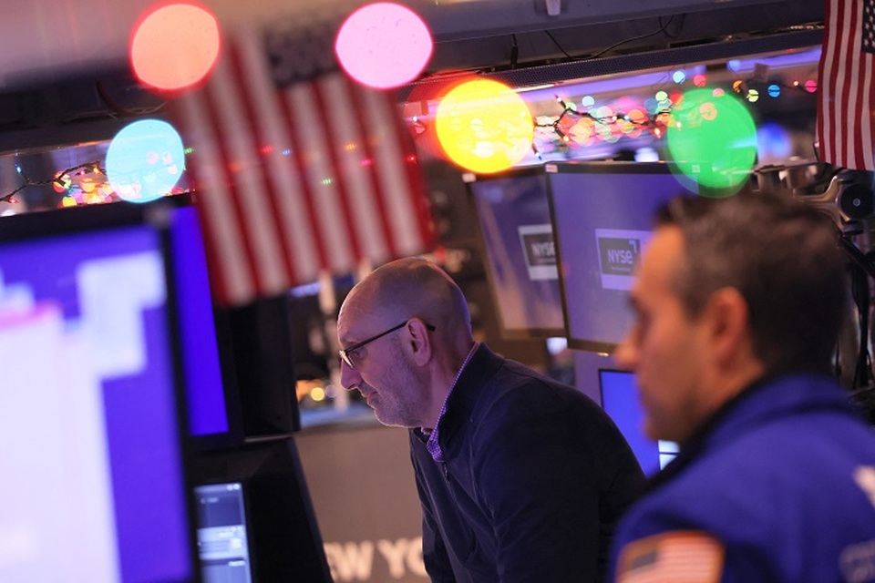 Trader bekerja di lantai Bursa Efek New York selama perdagangan pada 4 Januari 2023 di New York City, Amerika Serikat. (Foto: Michael M. Santiago/Getty Images/AFP)