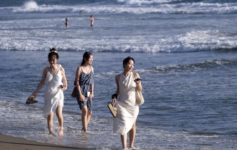 Wisatawan mancanegara menikmati suasana objek wisata Pantai Berawa, Kuta Utara, Badung, Bali. (Foto: ANTARA FOTO/Nyoman Hendra Wibowo/rwa)