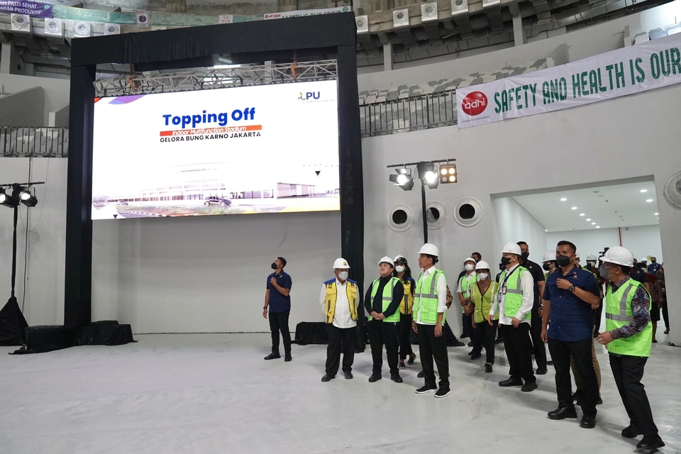 Presiden Joko Widodo dalam seremoni penutupan atap (topping off) stadion Indoor Multifunction Stadium (IMS) di kawasan Gelora Bung Karno (GBK), Jakarta