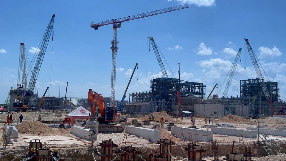 Pembangunan smelter PT Freeport Indonesia (PT FI) di Kawasan Industri Java Integrated Industrial & Port Estate (JIIPE), Gresik, Jawa Timur. (B-Universe Photo/Primus Dorimulu) 