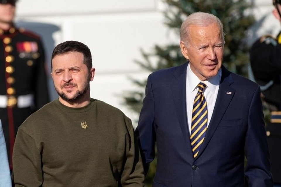 Presiden Ukraina Volodymyr Zelensky (kiri) bertemu dengan Presiden Amerika Serikat Joe Biden (kanan) di Gedung Putih, Washington, DC, Amerika Serikat pada 21 Desember 2022. (Foto: Xinhua/Liu Jie)