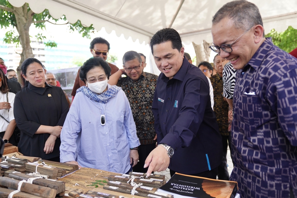 Menteri BUMN Erick Thohir mendampingi Mantan Presiden ke-5 RI, Megawati Soekarno Putri saat mengunjungi Kawasan Ekonomi Khusus (KEK) Sanur, Bali, Senin (16/1/2023). 
Sumber: Istimewa