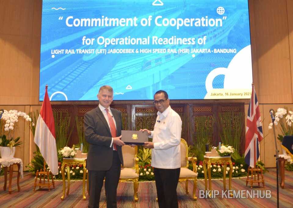 Kementerian Perhubungan (Kemenhub) bekerja sama dengan dua perusahaan konsultan asal Inggris yaitu The Crossrail International dan PT Mott Macdonald Indonesia, untuk memastikan kesiapan operasional LRT Jabodebek dan Kereta Cepat Jakarta-Bandung. (BKIP Kemenhub)