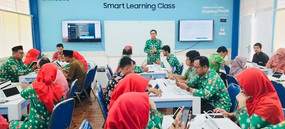Guru-guru Madrasah sedang mengikuti program Samsung Smart Learning Class (SSLC), kegiatan yang bertujuan agar para guru dapat menggunakan fasilitas SSLC secara maksimal.