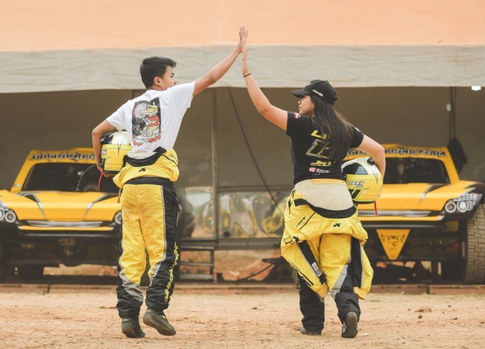 Jhony Saputra (kanan) dan Liana Saputri (kiri). (Instagram/lianajhonlin12)