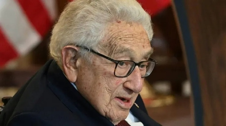 Mantan Menteri Luar Negeri Amerika Serikat (AS) Henry Kissinger menghadiri jamuan makan siang di Departemen Luar Negeri di Washington, AS pada 1 Desember 2022. (Foto: Roberto Schmidt / AFP / Getty Images)