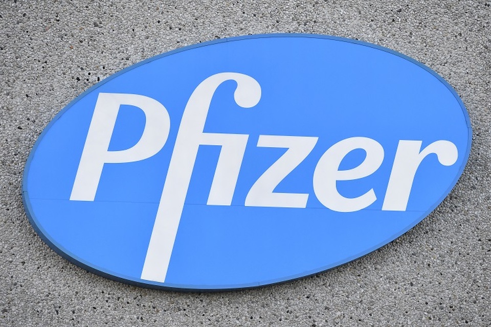 Logo perusahaan farmasi multinasional AS Pfizer di lokasi produksi vaksin Covid-19 pada 22 Desember 2020 di Puurs, Begium. (FOTO: JOHN THYS / AFP)