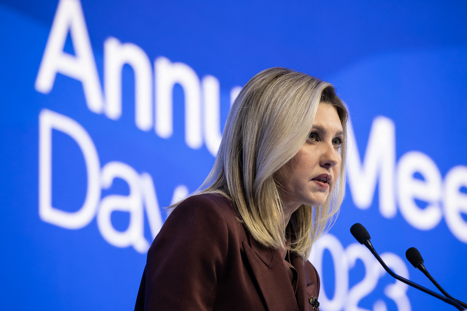 Ibu Negara Ukraina Olena Zelenska berpidato di pertemuan tahunan World Economic Forum (WEF) di Davos, Swiss  pada 17 Januari 2023. (Foto: Fabrice COFFRINI / AFP)
