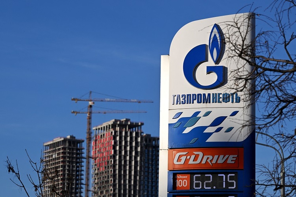 Pemandangan pom bensin produsen minyak Rusia Gazprom Neft dan bangunan tempat tinggal bertingkat tinggi yang sedang dibangun di Moskow, Rusia pada 12 Januari 2023. (Foto: Natalia KOLESNIKOVA / AFP)