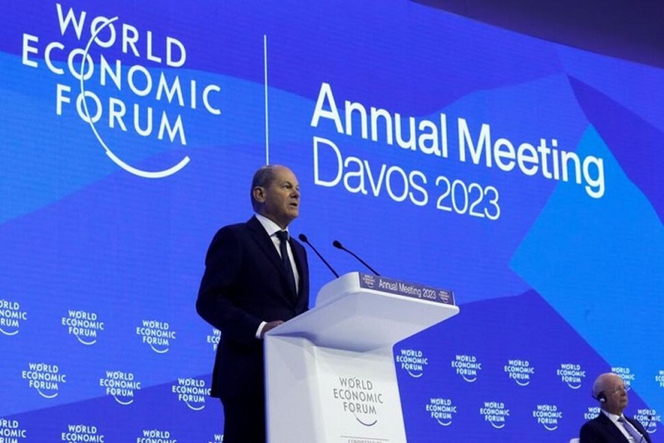 Kanselir Jerman Olaf Scholz berpidato di Forum Ekonomi Dunia (WEF), di samping pendiri dan Ketua Eksekutif Forum Ekonomi Dunia (WEF) Klaus Schwab di Davos, Swiss pada 18 Januari 2023. (Foto: REUTERS/Arnd Wiegmann)