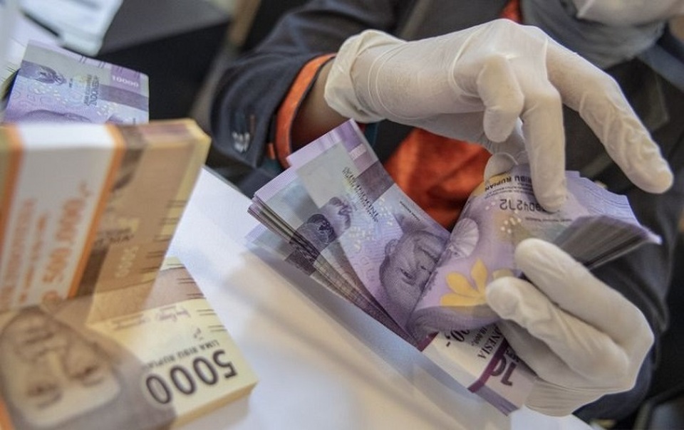 Petugas bank menghitung uang pecahan rupiah di BNI KC Mega Kuningan, Jakarta pada 22 November 2022. (Foto: ANTARA FOTO/Muhammad Adimaja/aww)