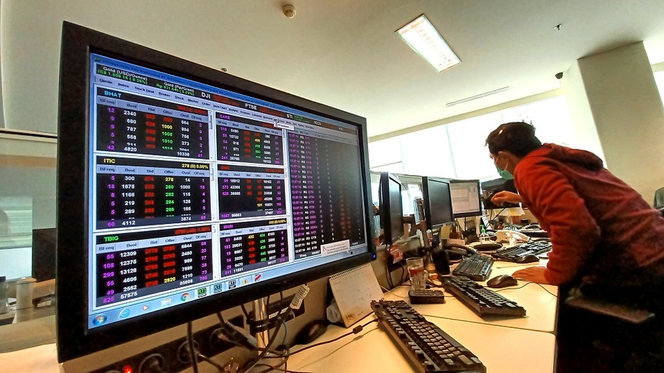 Aktivitas investor di salah satu sekuritas di Jakarta. (B-Universe Photo/Uthan AR)