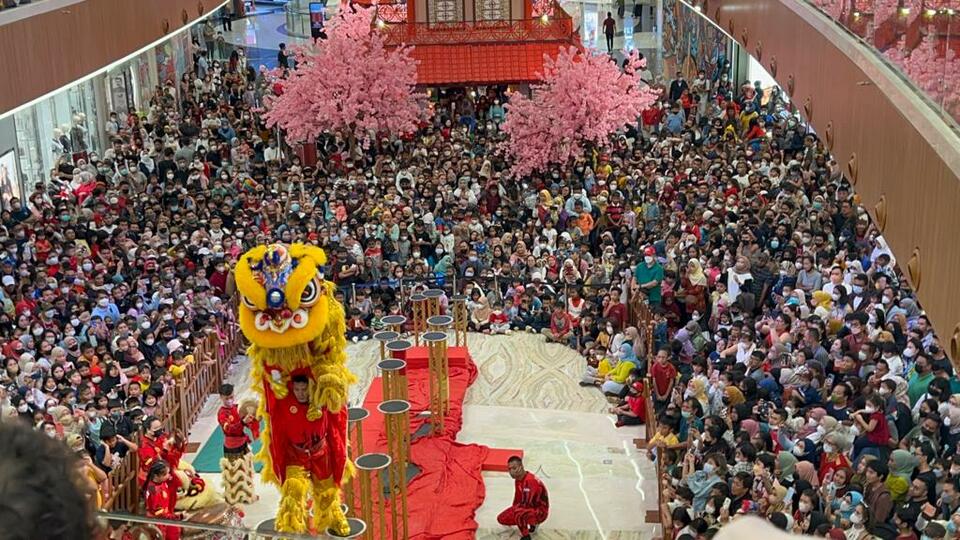 Ribuan pengunjung menikmati pertunjukkan barongsai di Pondok Indah Mall, Minggu, 22 Januari 2023. Warga Jakarta memadati pusat-pusat perbelanjaan selama liburan perayaan Imlek. (Foto: B-Universe/Primus Dorimulu)