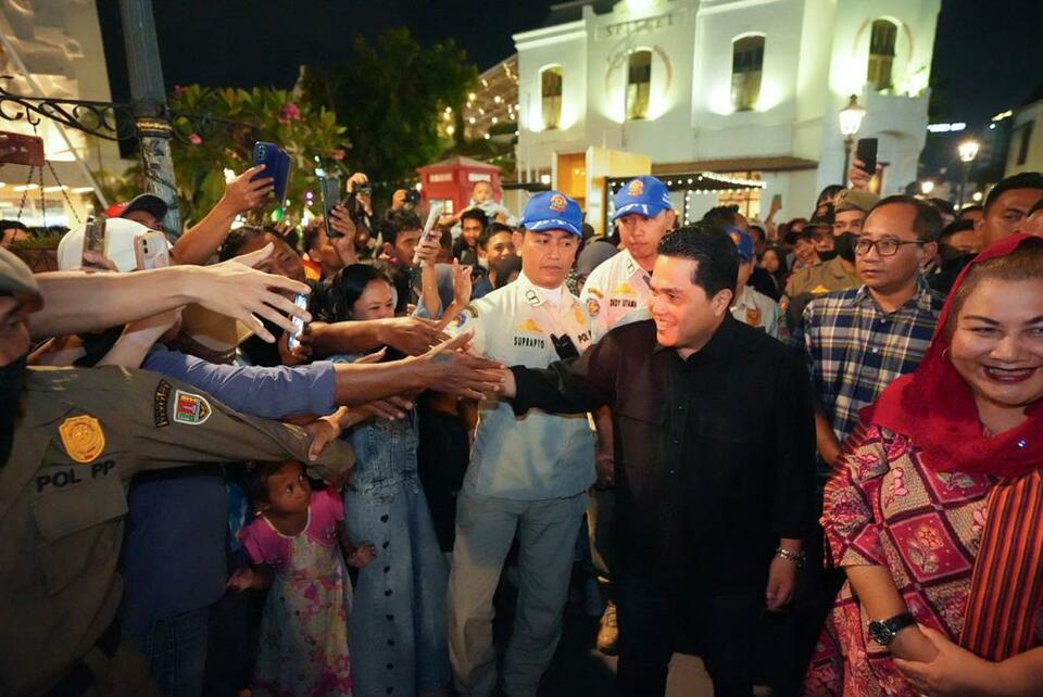 Menteri BUMN Erick Thohir menyapa warga Kota Semarang, saat mengunjungi Kota Lama Semarang. (foto: istimewa)
