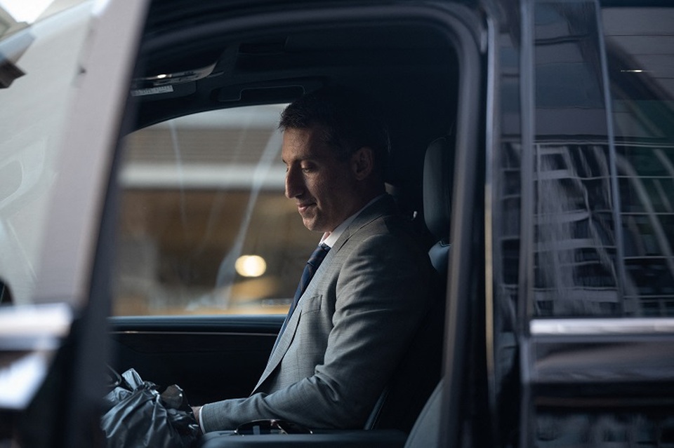 Alex Spiro, salah satu pengacara pembela Elon Musk, memasuki mobil saat dia meninggalkan Gedung Federal Phillip Burton dan Gedung Pengadilan di San Francisco, California, Amerika Serikat pada 20 Januari 2023. (Foto: Amy Osborne/AFP)