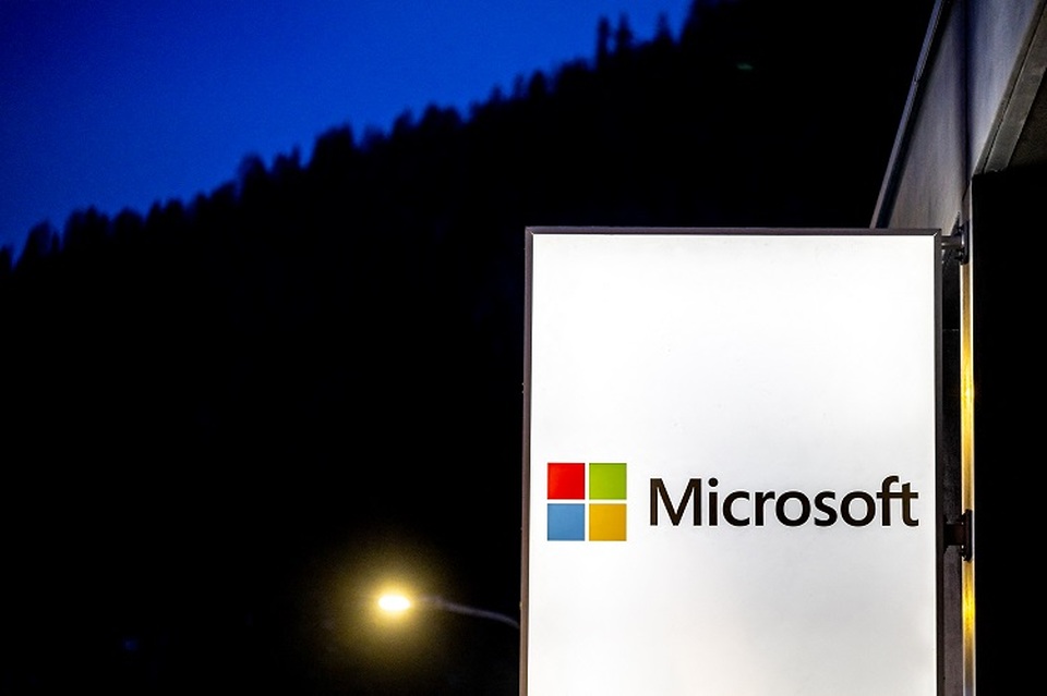 Logo perusahaan Amerika Microsoft yang ditampilkan selama pertemuan tahunan World Economic Forum (WEF) di Davos, Swiss pada 19 Januari 2023. (Foto: Fabrice COFFRINI / AFP)