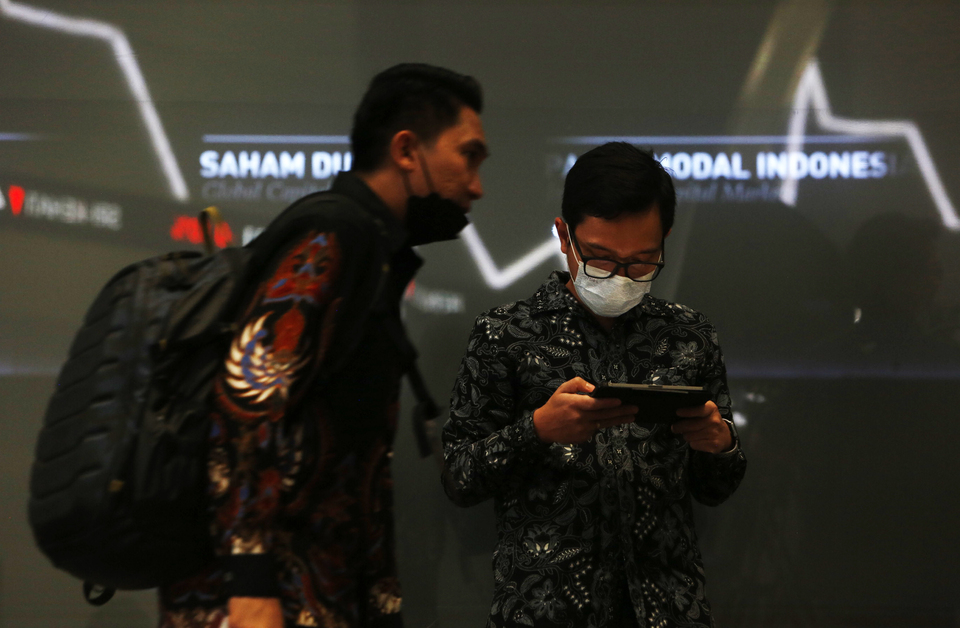 Aktivitas karyawan di main hall Bursa Efek Indonesia, Jakarta. (Ilustrasi/B-Universe Photo/Uthan AR)