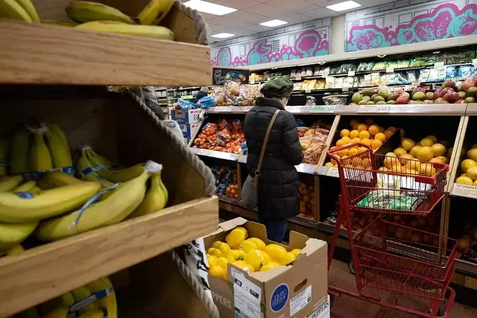 Pembeli berbelanja di sebuah supermarket di New York City, Amerika Serikat pada 14 Desember 2022. (Foto: Yuki IWAMURA / AFP)