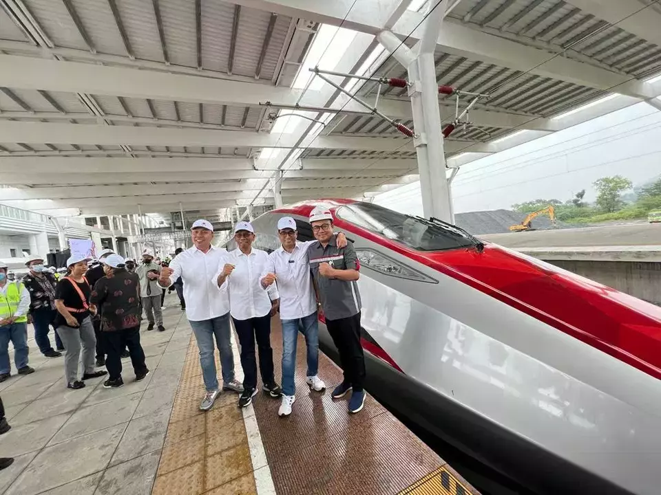 Menteri Perhubungan Budi Karya Sumadi dan Dirut PT KAI Didiek Hartantyo,  Dirut KCIC Dwiyana Slamet Riyadi serta Dirut PT Jasa Raharja Rivan Achmad Purwantono berpose di depan Kereta Cepat, Sabtu (28/2/2023). (B-Universe Photo/Primus Dorimulu)