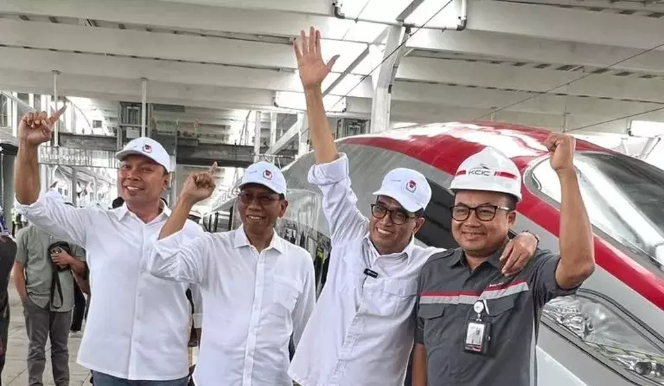 Menteri Perhubungan Budi Karya Sumadi dan Dirut PT KAI Didiek Hartantyo, Dirut KCIC Dwiyana Slamet Riyadi serta Dirut PT Jasa Raharja Rivan Achmad Purwantono berpose di depan Kereta Cepat, Sabtu (28/2/2023). Foto: Primus Dorimulu/Investor Daily